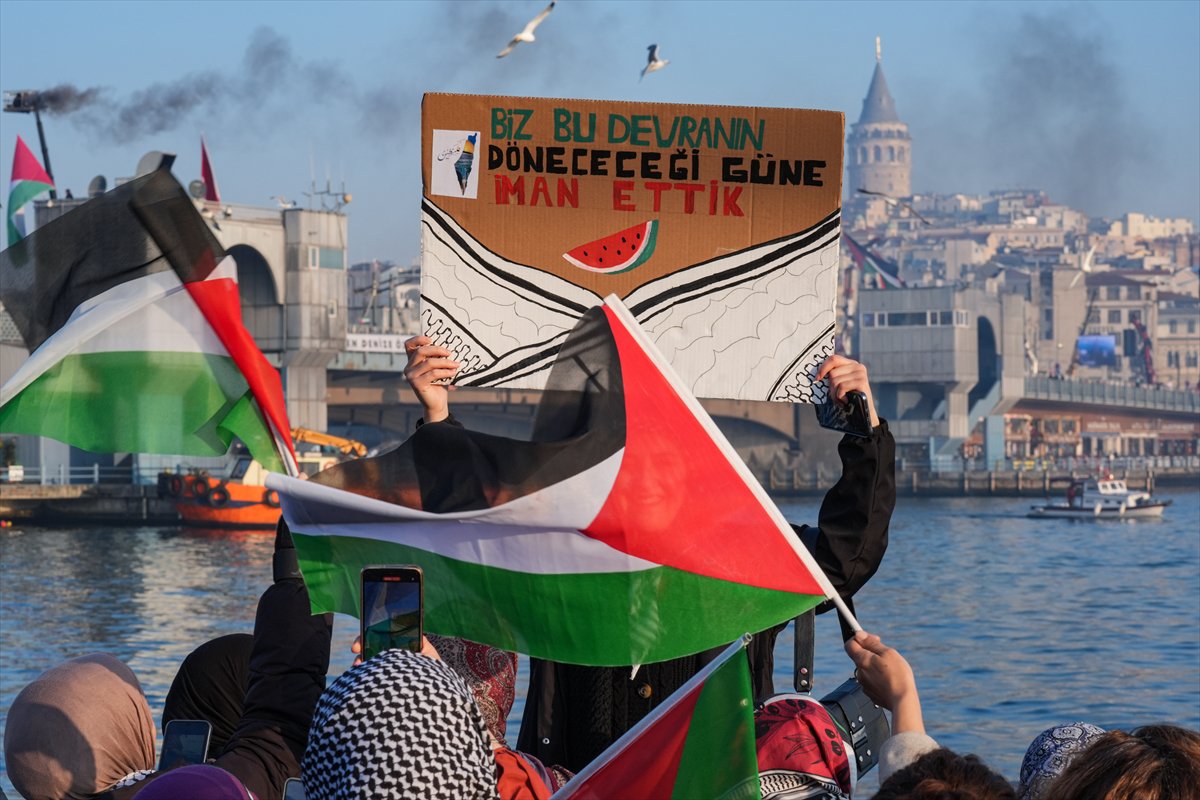 İstanbul'da tarihi Gazze yürüyüşü: Binler Galata Köprüsü'nde buluştu