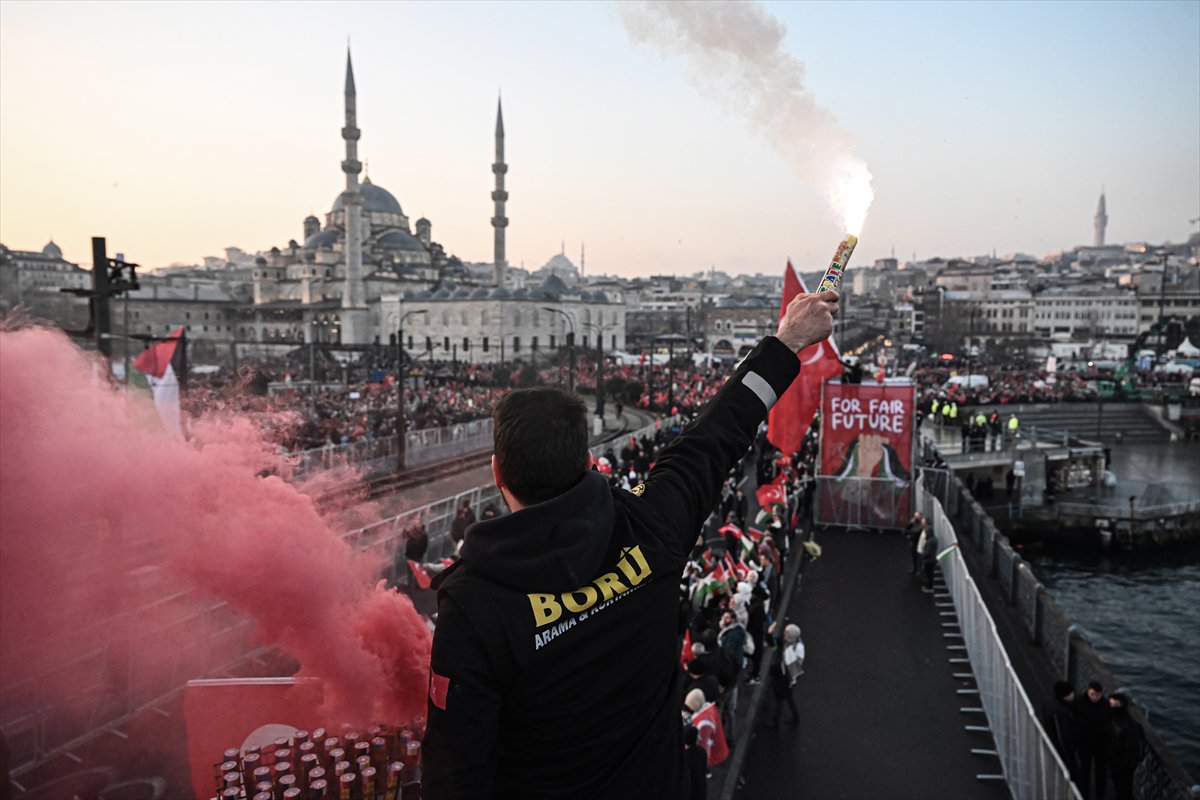 İstanbul'da tarihi Gazze yürüyüşü: Binler Galata Köprüsü'nde buluştu