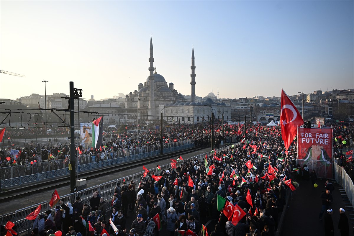 İstanbul'da tarihi Gazze yürüyüşü: Binler Galata Köprüsü'nde buluştu