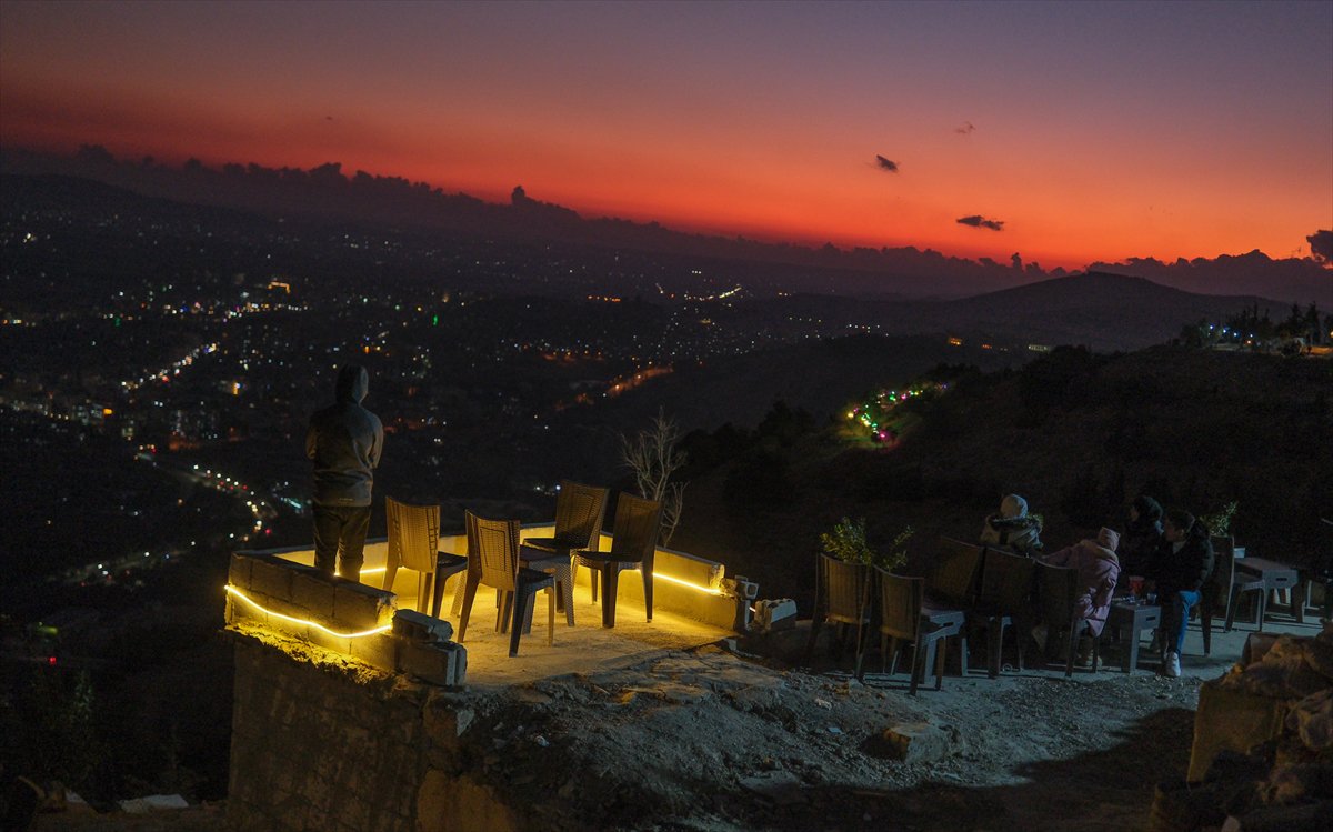 Suriyeliler Kasyun Dağı'na akın etti: Şam manzarasını seyrettiler