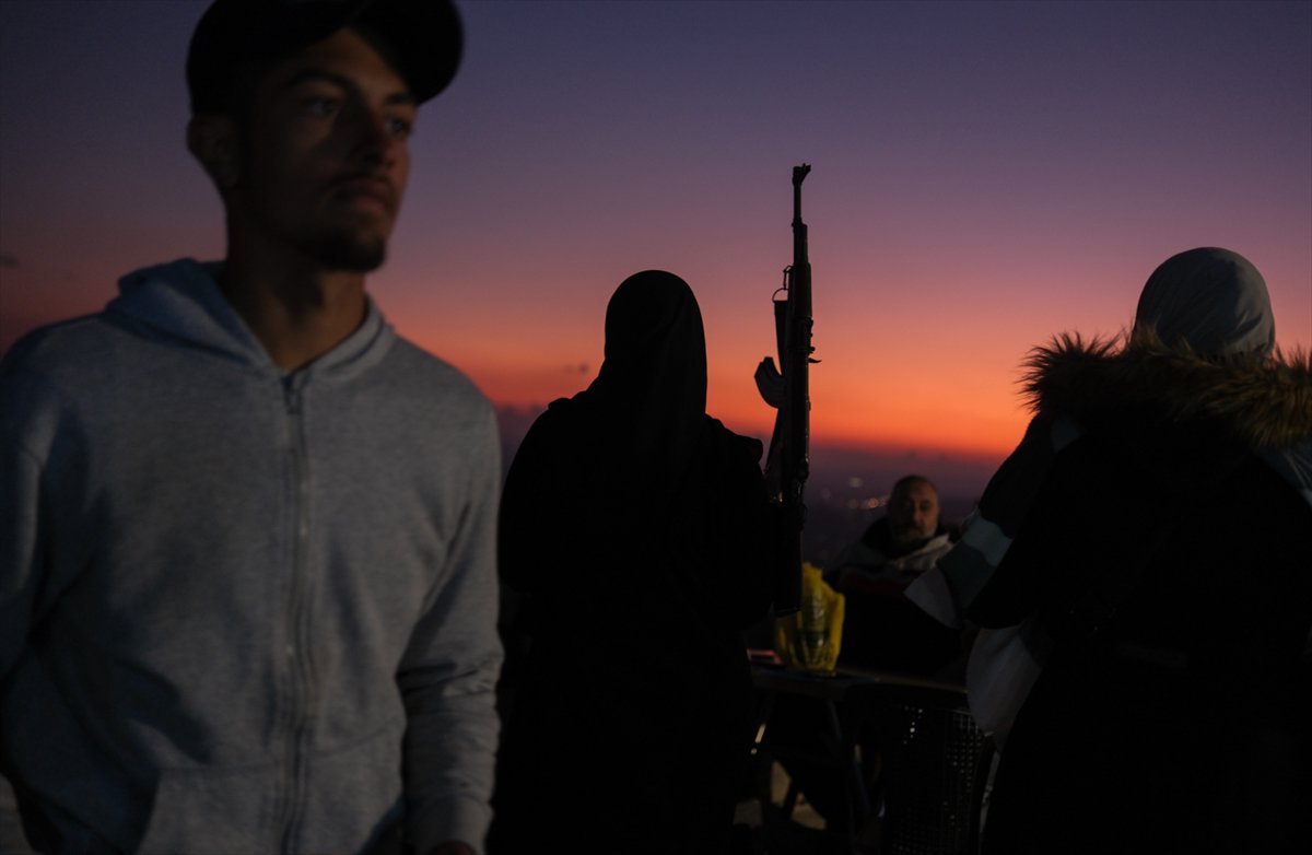 Suriyeliler Kasyun Dağı'na akın etti: Şam manzarasını seyrettiler