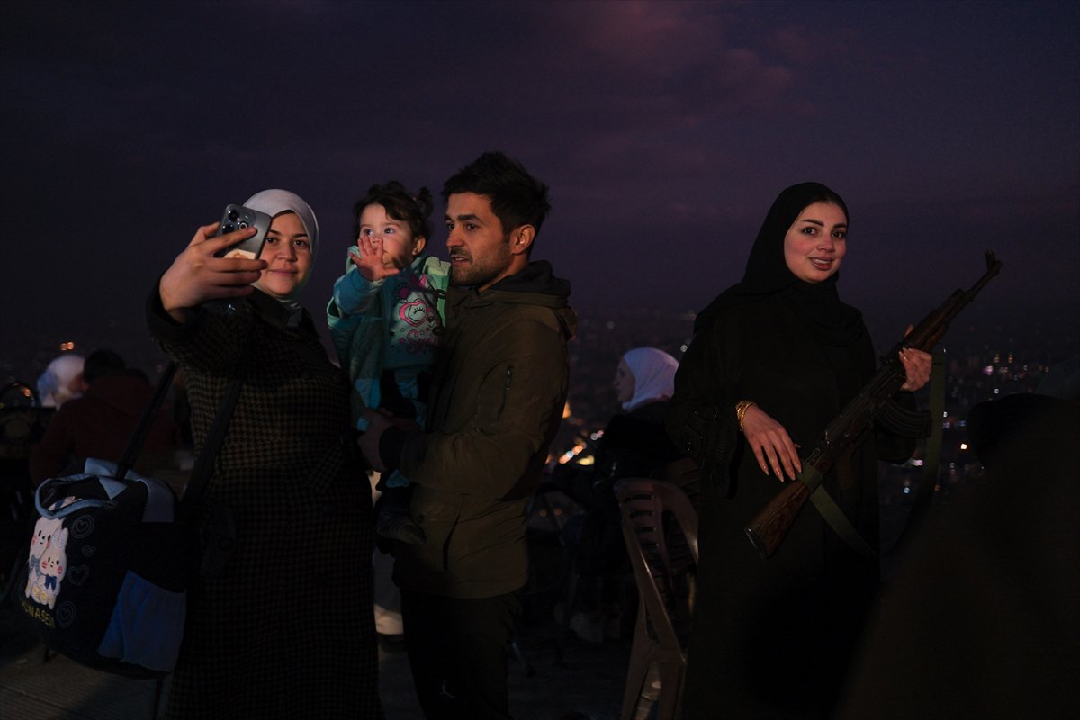 Suriyeliler Kasyun Dağı'na akın etti: Şam manzarasını seyrettiler