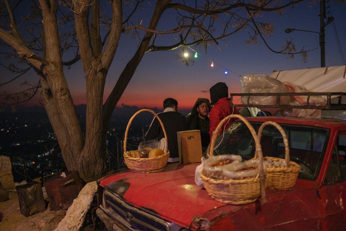 Suriyeliler Kasyun Dağı'na akın etti: Şam manzarasını seyrettiler