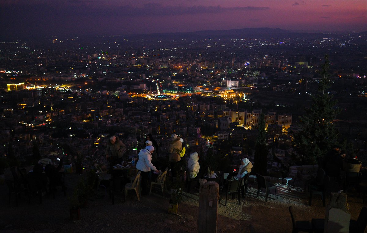 Suriyeliler Kasyun Dağı'na akın etti: Şam manzarasını seyrettiler
