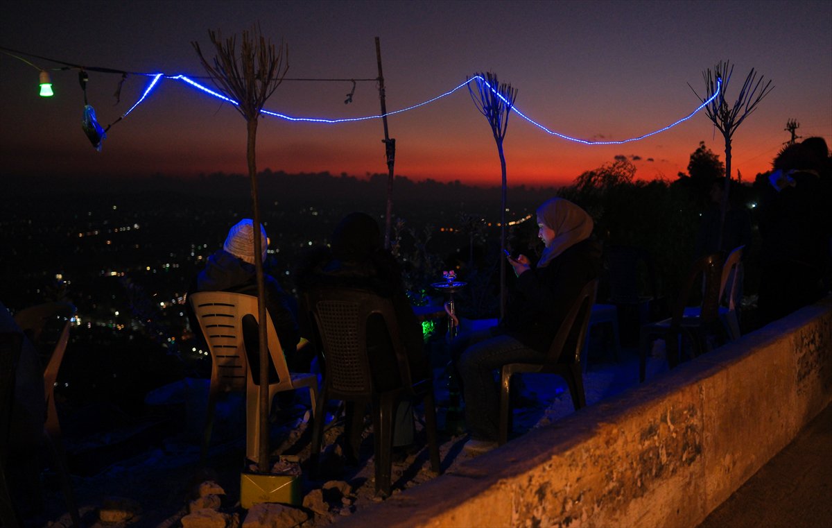 Suriyeliler Kasyun Dağı'na akın etti: Şam manzarasını seyrettiler