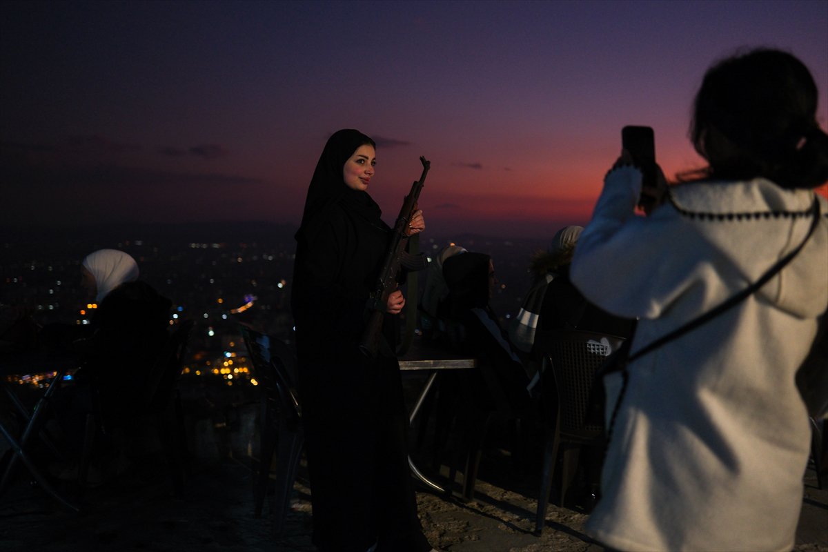 Suriyeliler Kasyun Dağı'na akın etti: Şam manzarasını seyrettiler