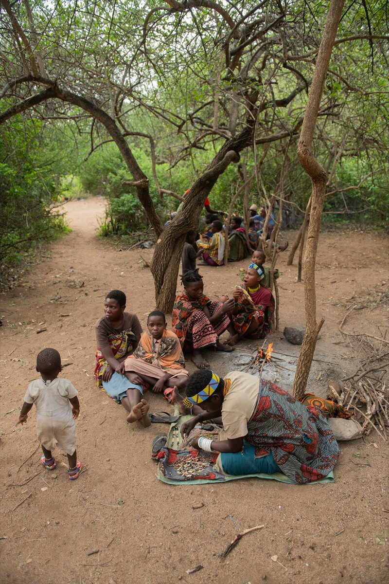 Tanzanyalı kabile ilkel yaşamdan vazgeçmiyor