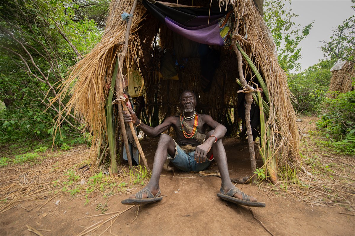 Tanzanyalı kabile ilkel yaşamdan vazgeçmiyor