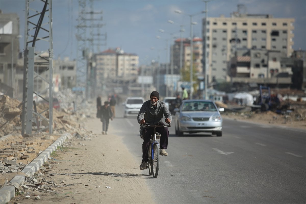 Ateşkesin ardından Gazze'nin Refah kentine dönen Filistinliler yıkımla karşılaştı