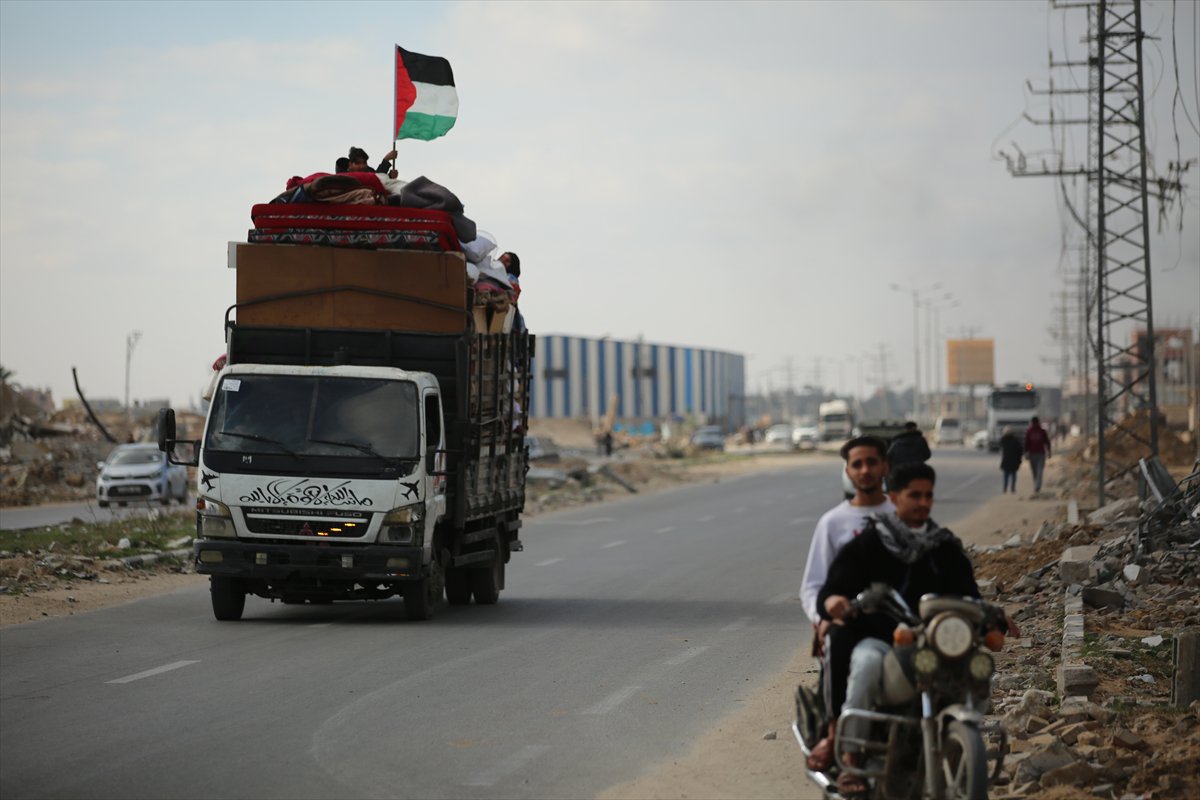 Ateşkesin ardından Gazze'nin Refah kentine dönen Filistinliler yıkımla karşılaştı