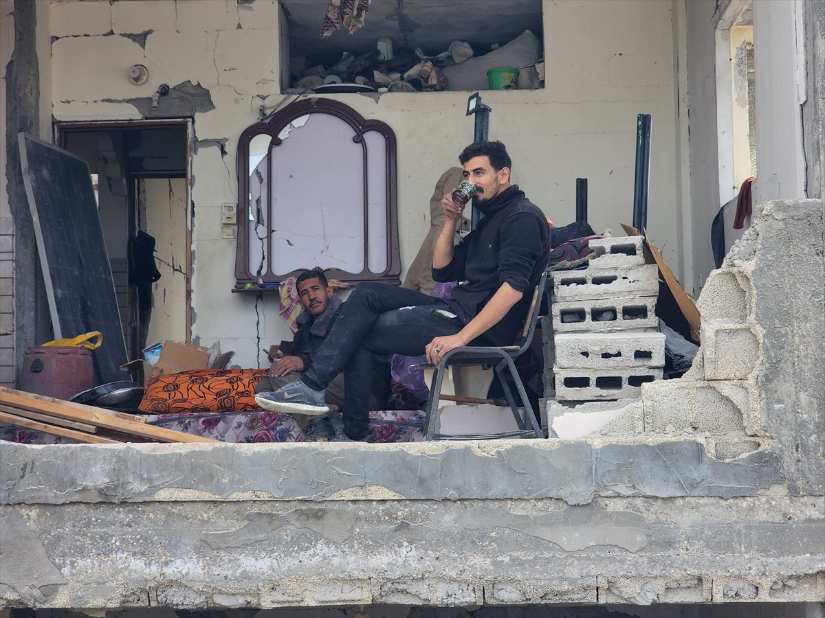 Ateşkesin ardından Gazze'nin Refah kentine dönen Filistinliler yıkımla karşılaştı