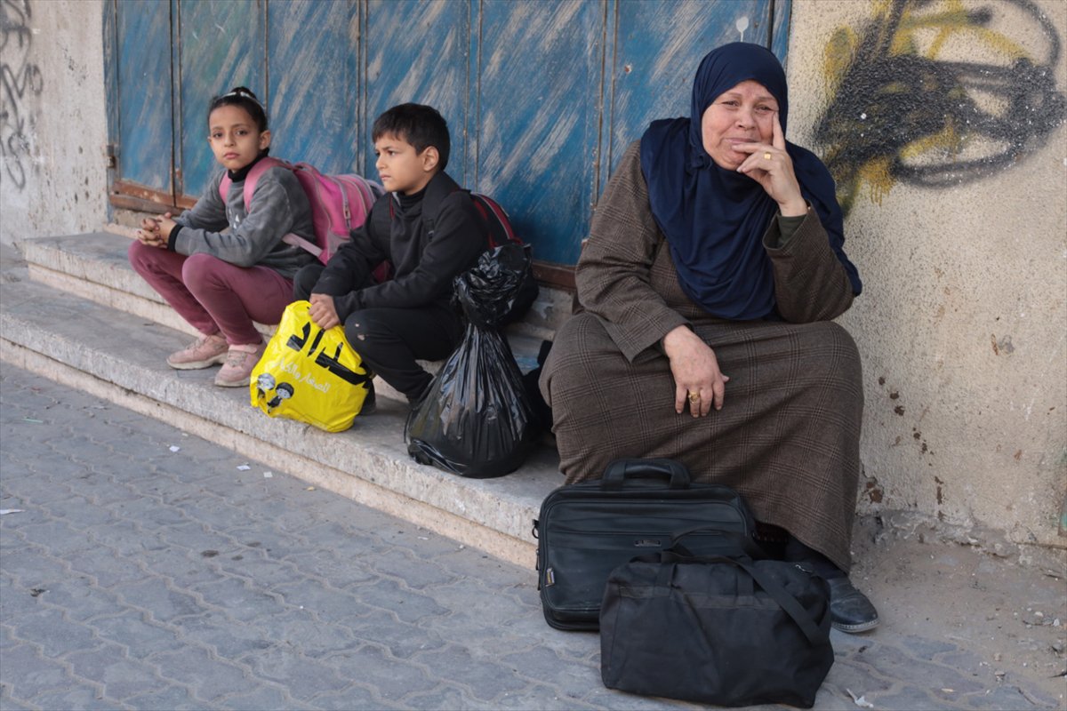 Ateşkesin ardından Gazze'nin Refah kentine dönen Filistinliler yıkımla karşılaştı