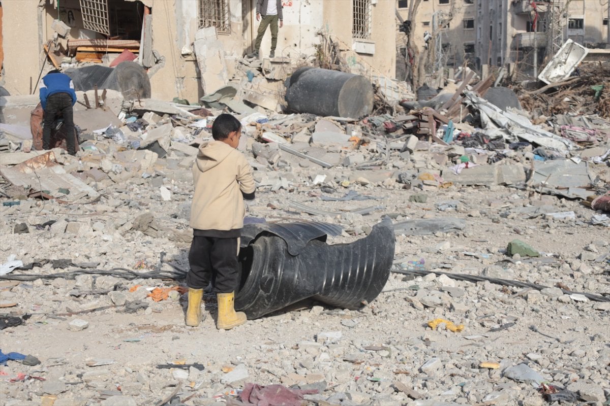Ateşkesin ardından Gazze'nin Refah kentine dönen Filistinliler yıkımla karşılaştı