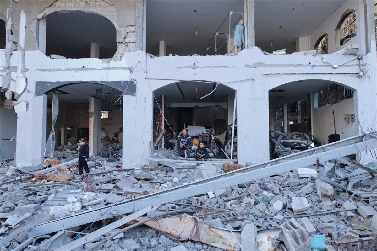 Ateşkesin ardından Gazze'nin Refah kentine dönen Filistinliler yıkımla karşılaştı