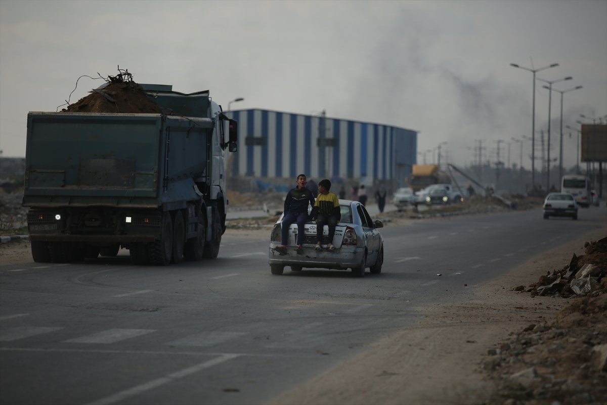 Ateşkesin ardından Gazze'nin Refah kentine dönen Filistinliler yıkımla karşılaştı