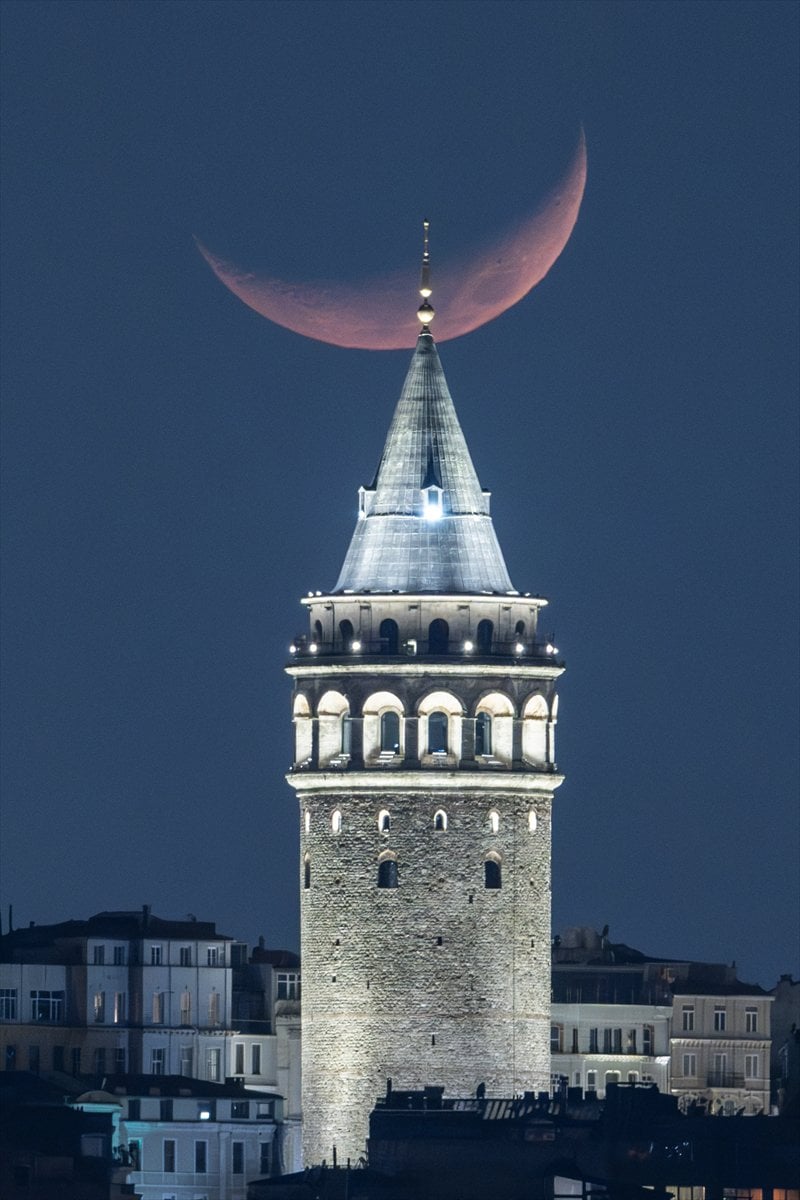 İstanbul'da hilal, Galata Kulesi ile birlikte görüntülendi