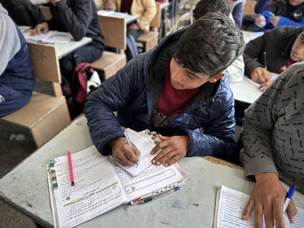Gazze'de yaklaşık bir buçuk yıl ardan sonra eğitime dönüş