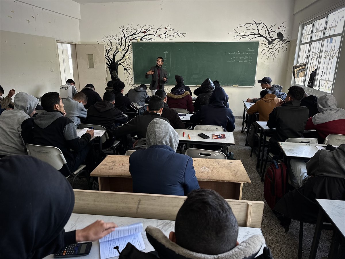 Gazze'de yaklaşık bir buçuk yıl ardan sonra eğitime dönüş