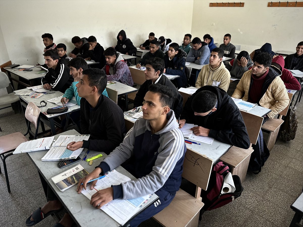 Gazze'de yaklaşık bir buçuk yıl ardan sonra eğitime dönüş