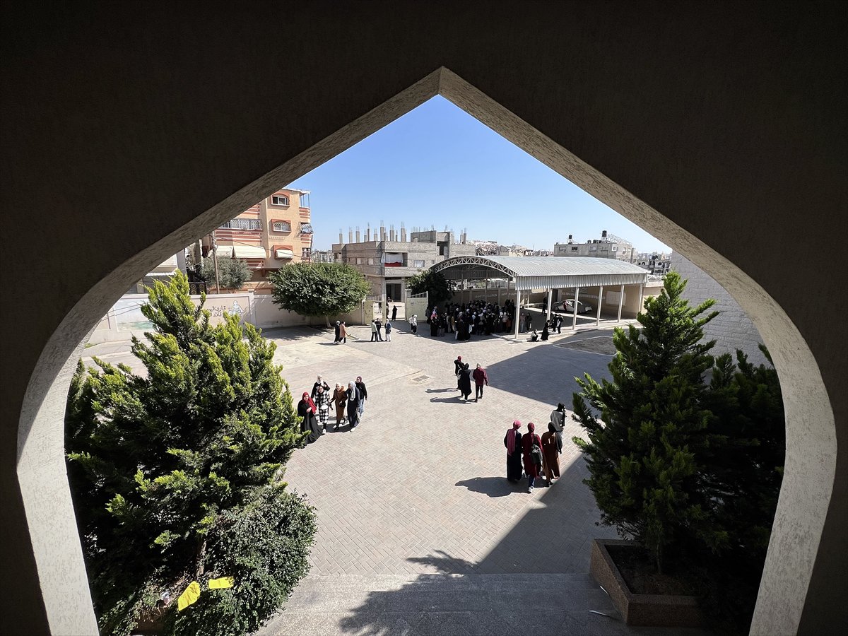 Gazze'de yaklaşık bir buçuk yıl ardan sonra eğitime dönüş