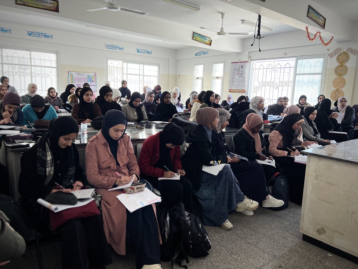 Gazze'de yaklaşık bir buçuk yıl ardan sonra eğitime dönüş