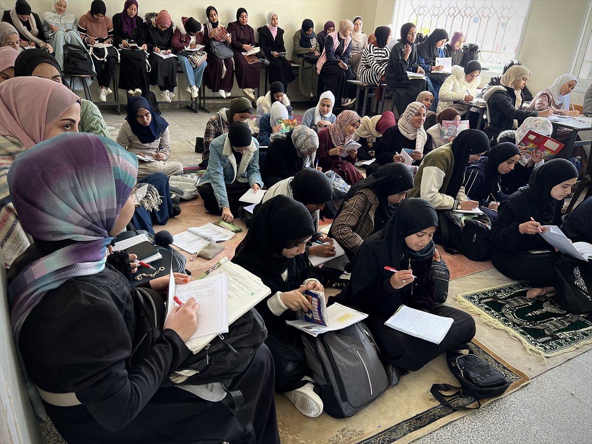 Gazze'de yaklaşık bir buçuk yıl ardan sonra eğitime dönüş