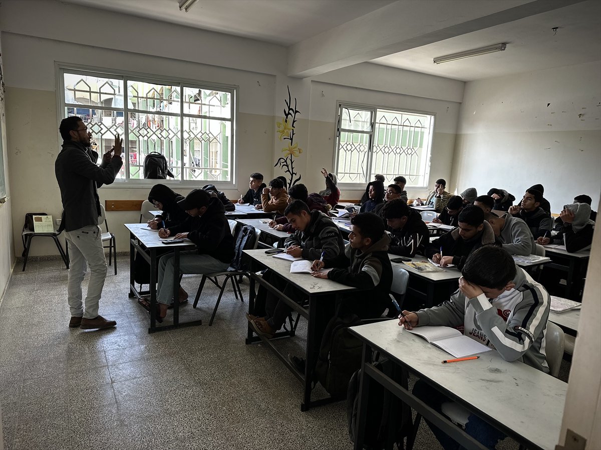 Gazze'de yaklaşık bir buçuk yıl ardan sonra eğitime dönüş