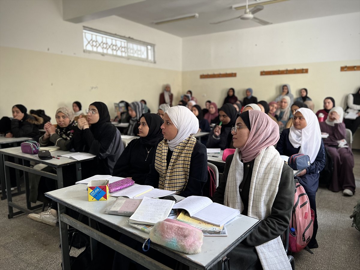 Gazze'de yaklaşık bir buçuk yıl ardan sonra eğitime dönüş