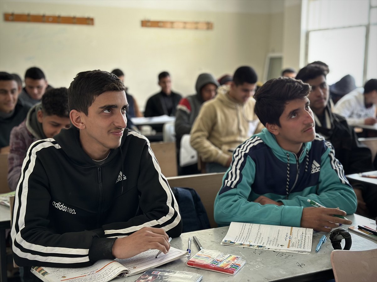 Gazze'de yaklaşık bir buçuk yıl ardan sonra eğitime dönüş