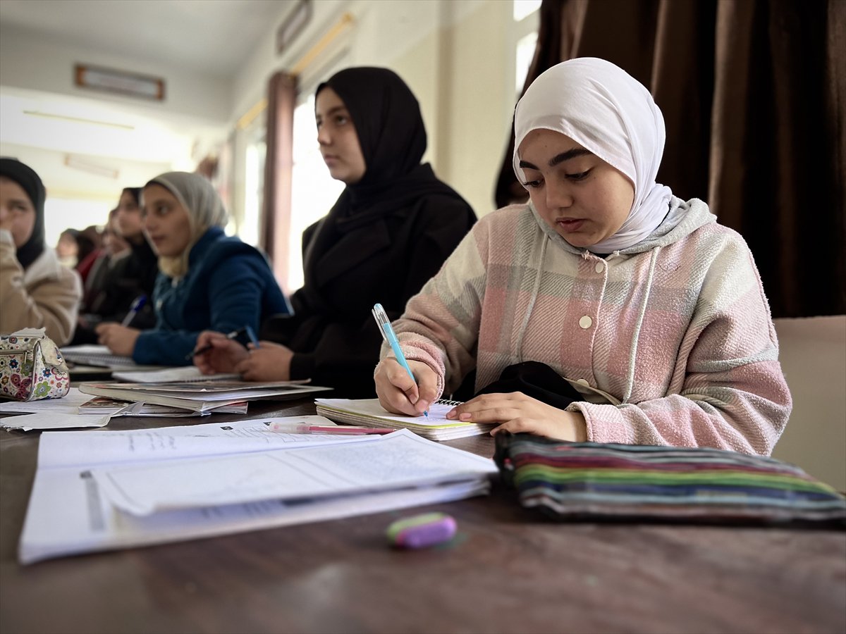 Gazze'de yaklaşık bir buçuk yıl ardan sonra eğitime dönüş