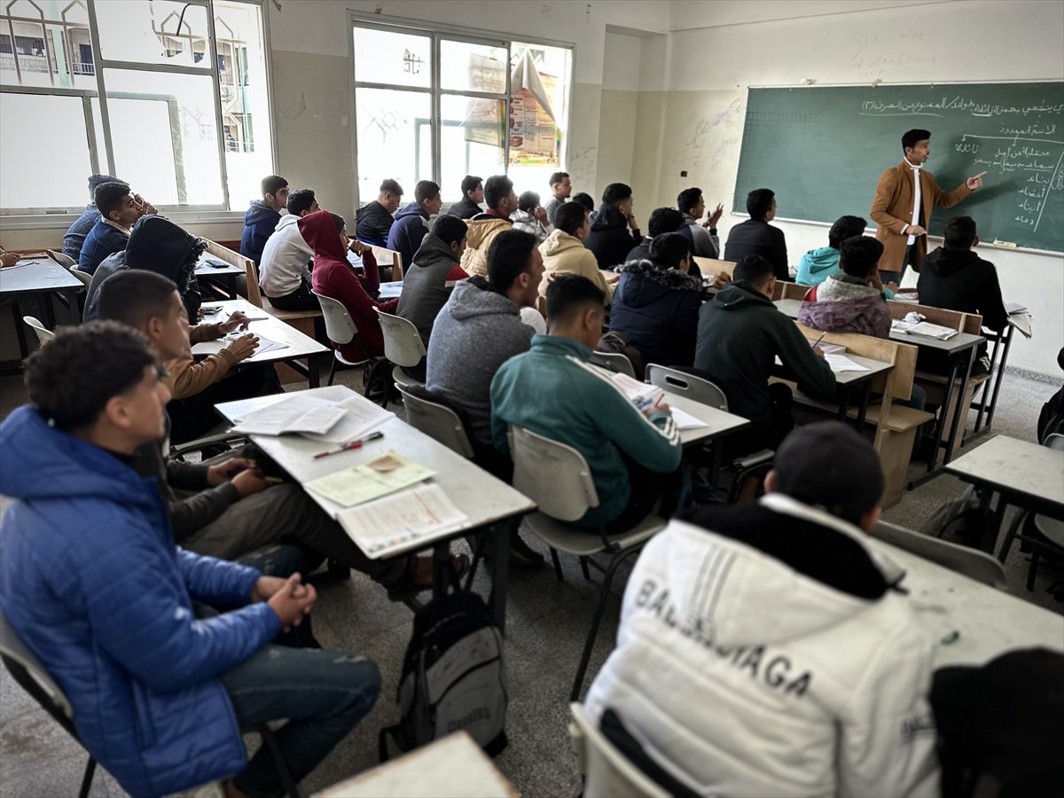 Gazze'de yaklaşık bir buçuk yıl ardan sonra eğitime dönüş