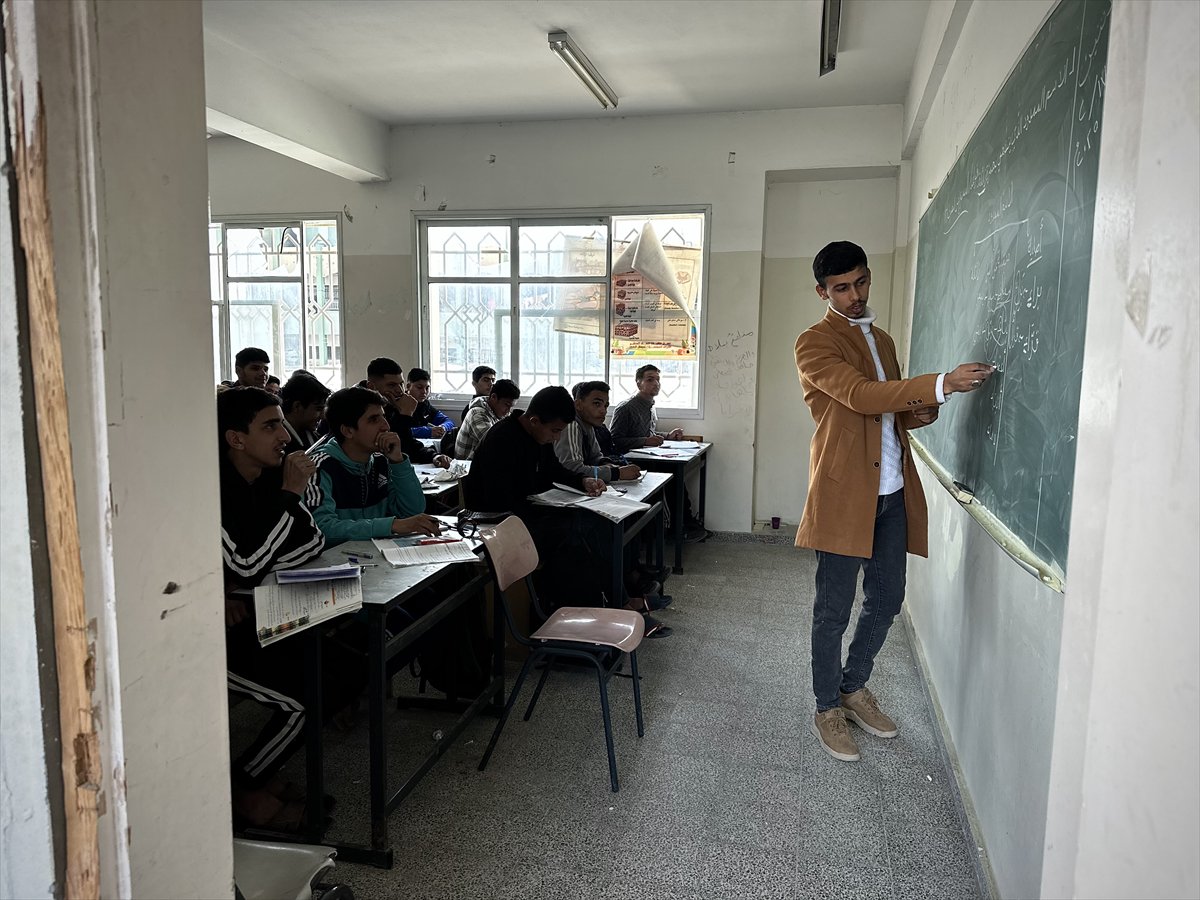 Gazze'de yaklaşık bir buçuk yıl ardan sonra eğitime dönüş