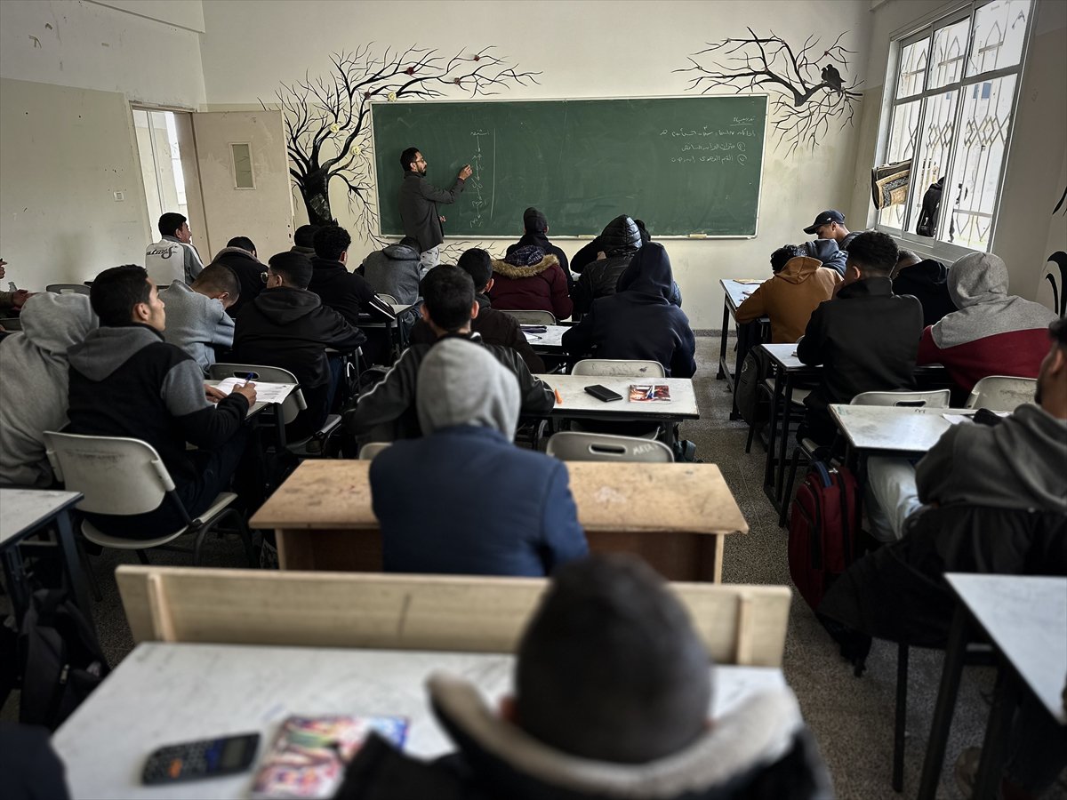 Gazze'de yaklaşık bir buçuk yıl ardan sonra eğitime dönüş