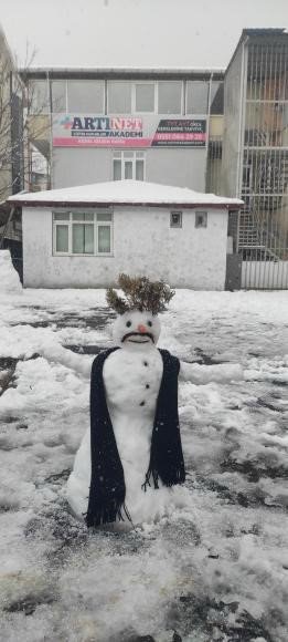 Kocaeli'de kar sonrası sokaklar, açık hava müzesine döndü