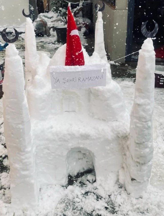 Kocaeli'de kar sonrası sokaklar, açık hava müzesine döndü