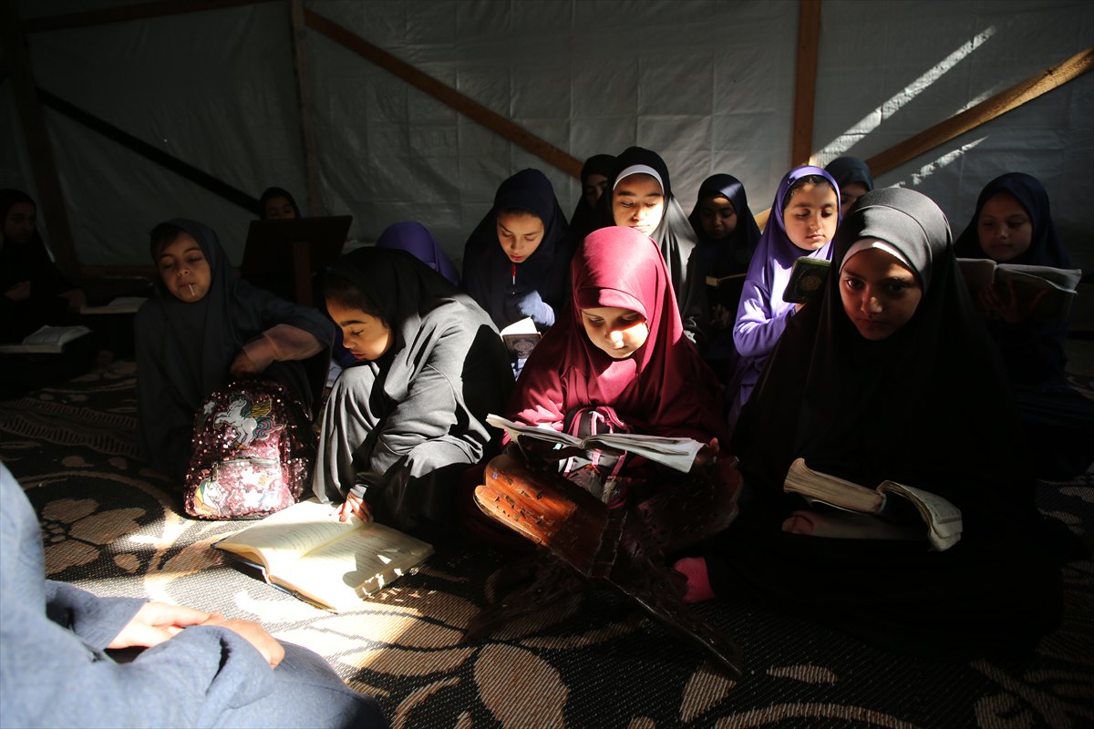 Gazze'de okulları yıkılan kız çocukları kuran eğitimini çadırda alıyor