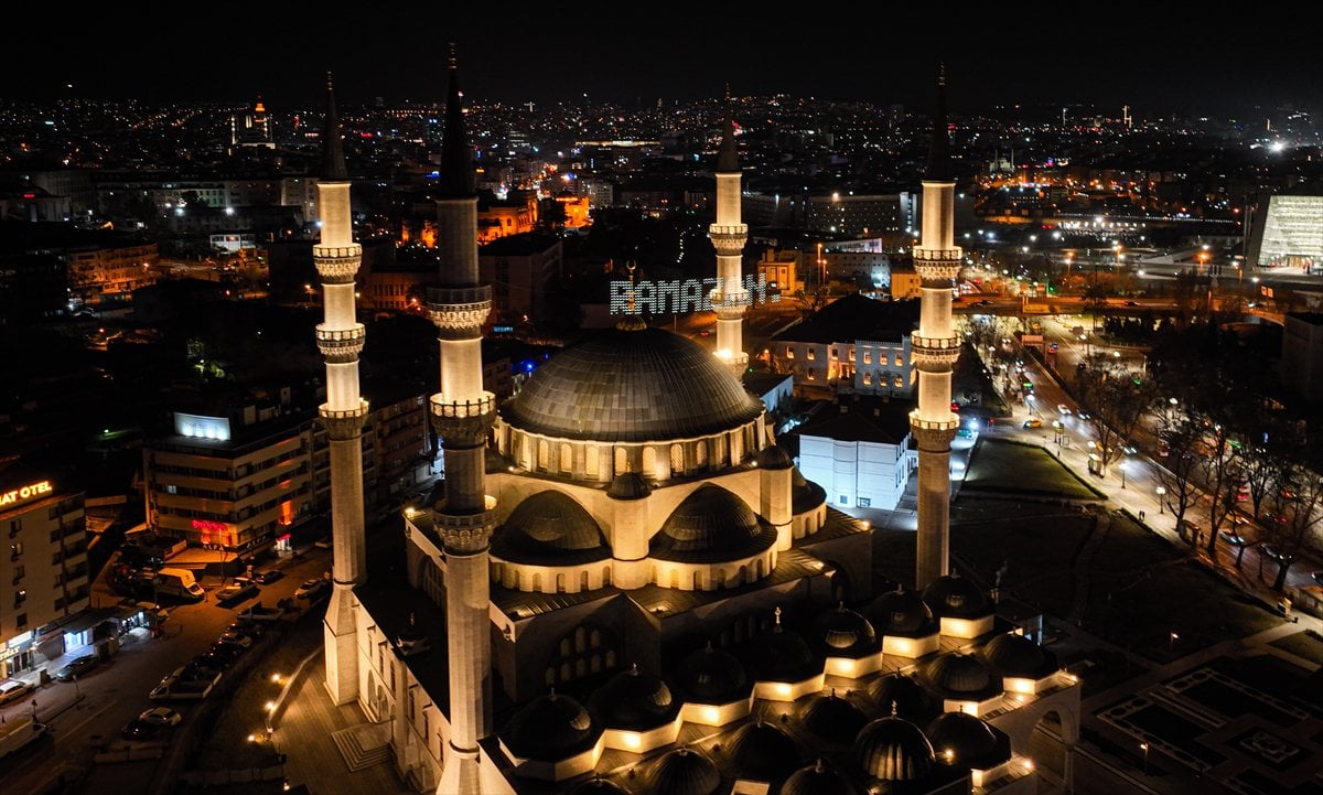 Ramazan'ı süsleyen mahyalar asıldı