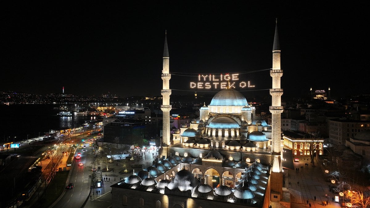 Ramazan'ı süsleyen mahyalar asıldı