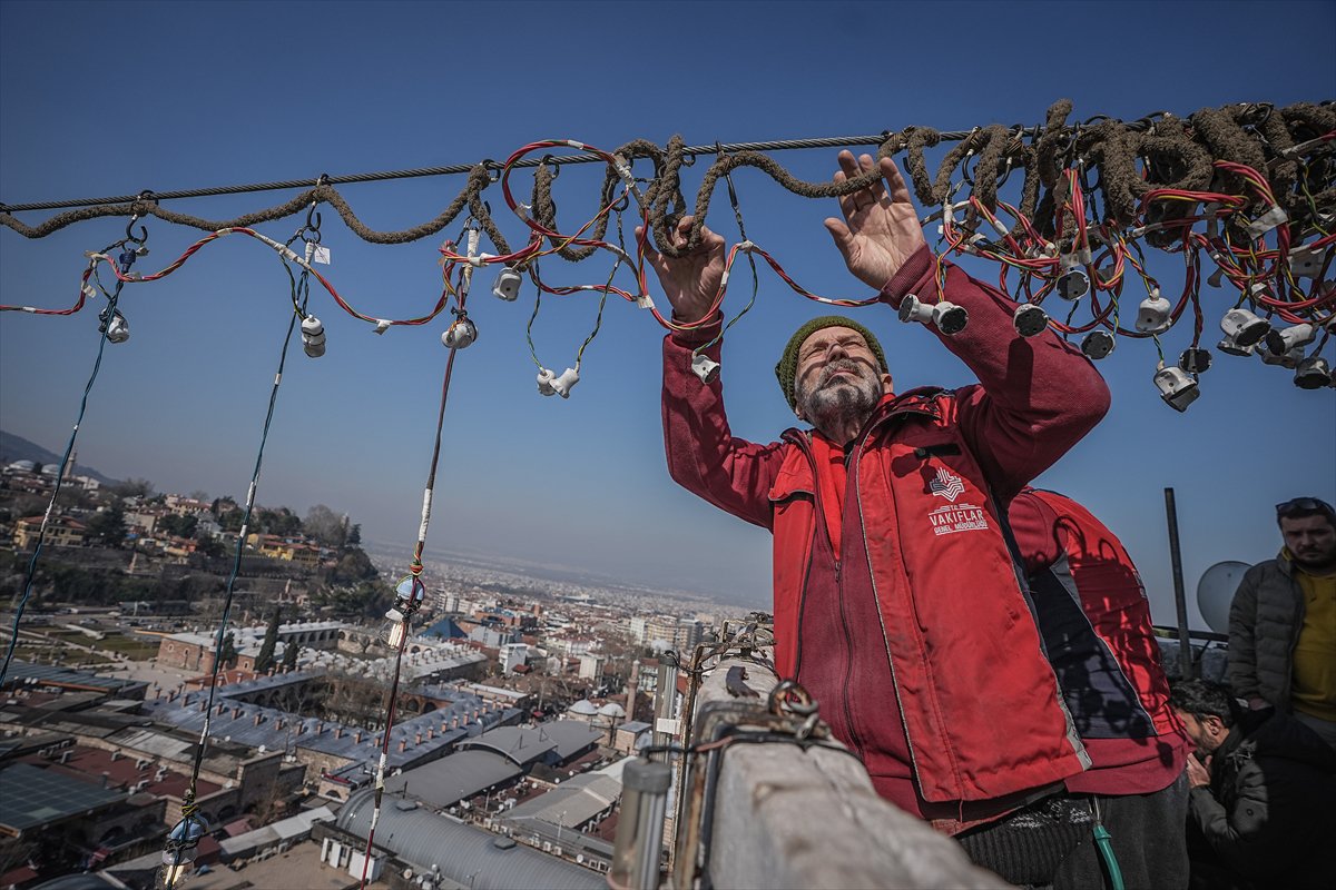 Ramazan'ı süsleyen mahyalar asıldı