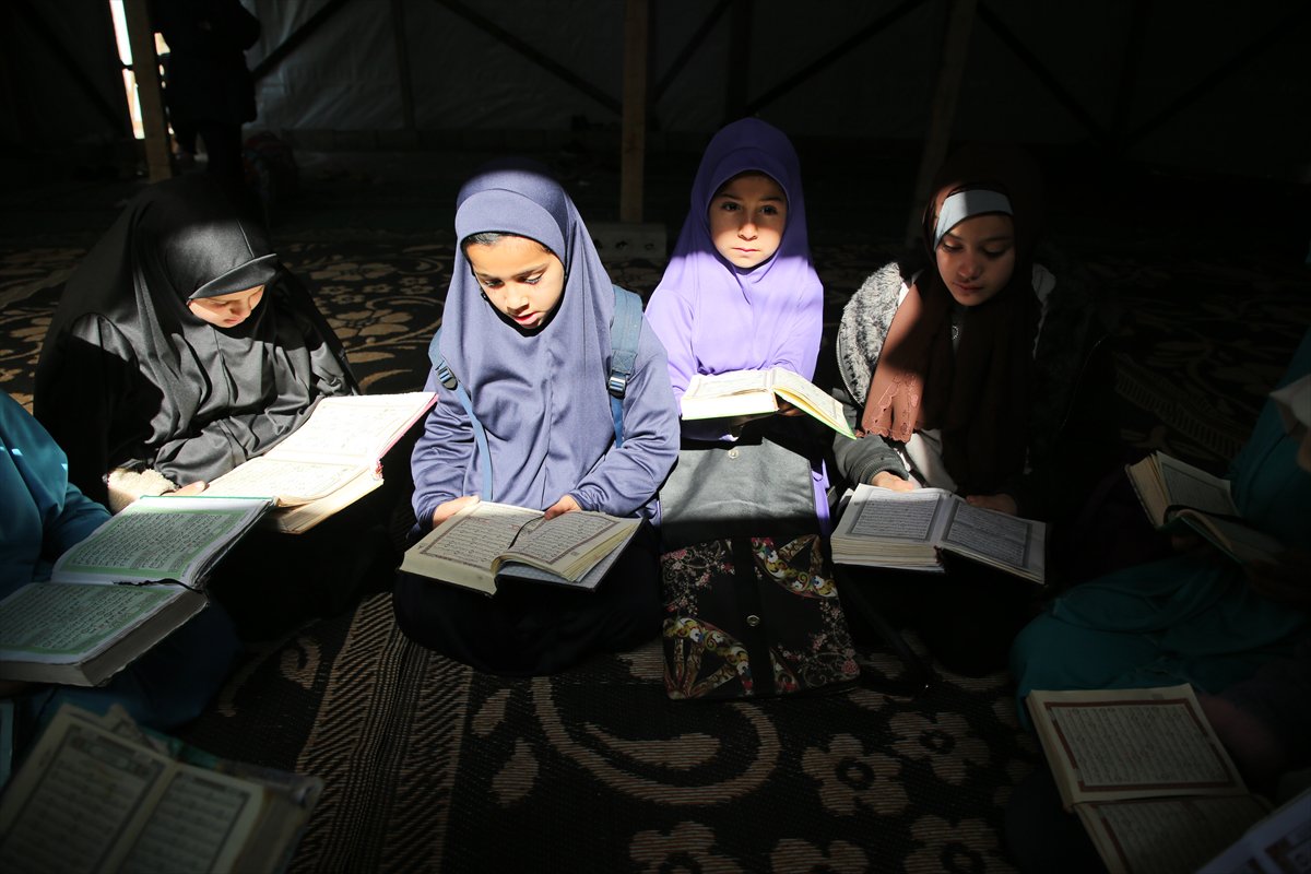 Gazze'de okulları yıkılan kız çocukları kuran eğitimini çadırda alıyor