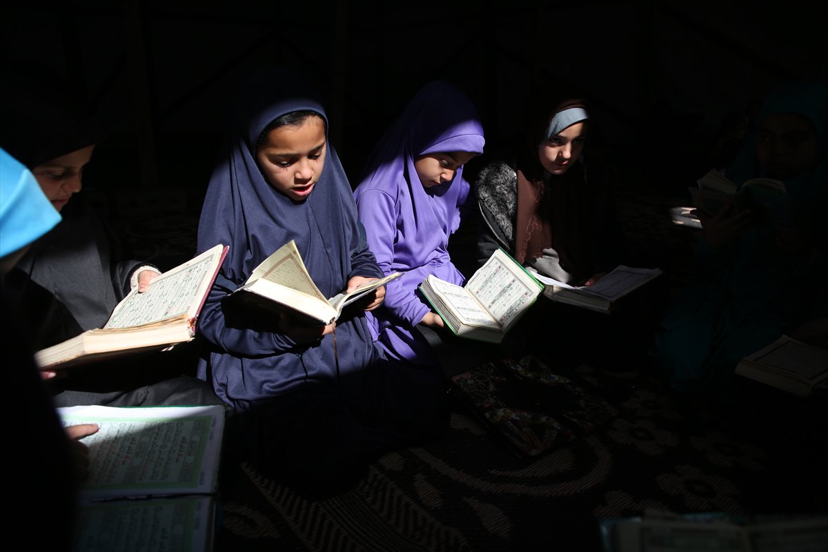 Gazze'de okulları yıkılan kız çocukları kuran eğitimini çadırda alıyor