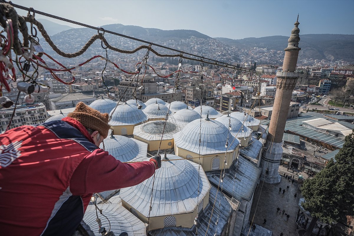 Ramazan'ı süsleyen mahyalar asıldı