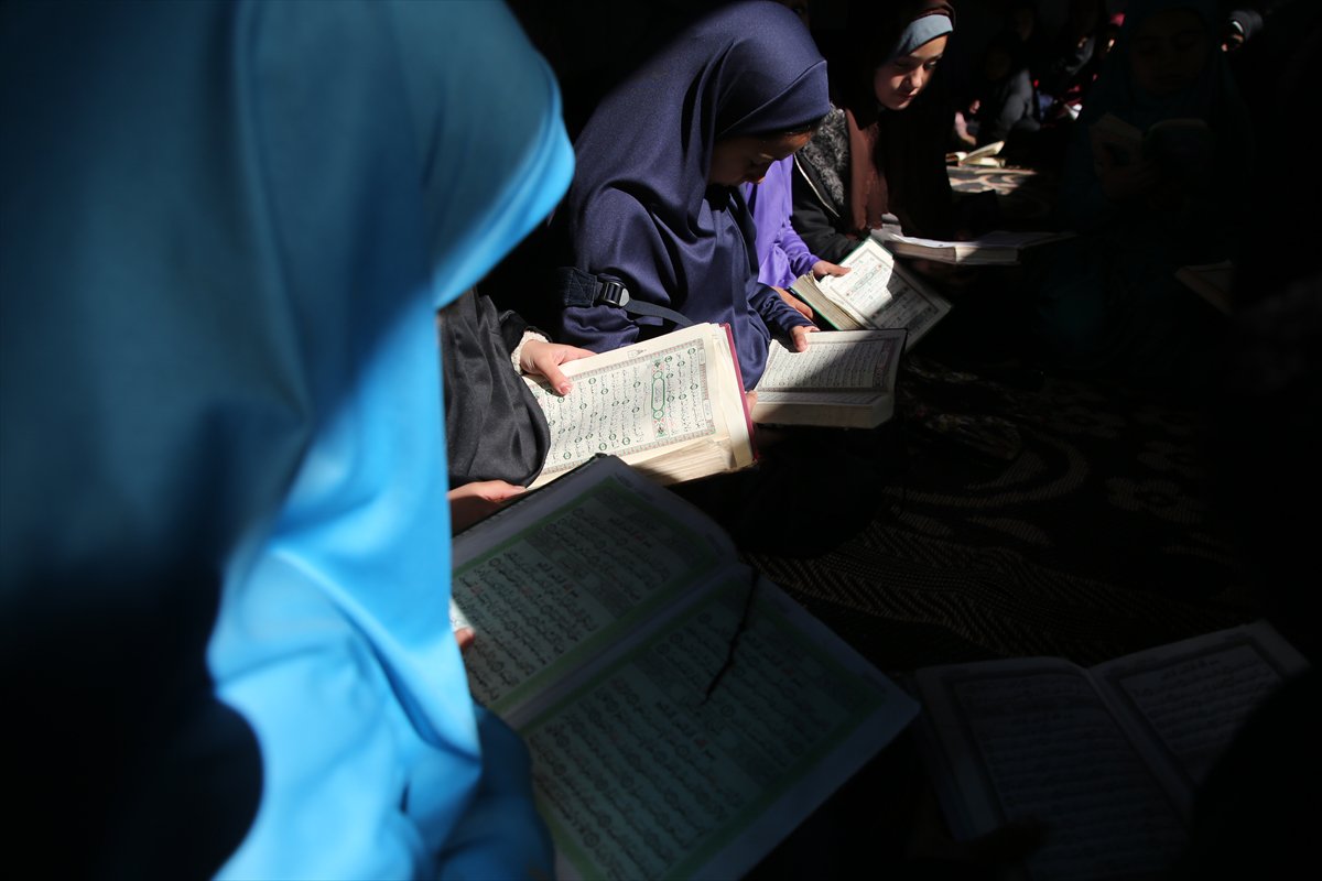 Gazze'de okulları yıkılan kız çocukları kuran eğitimini çadırda alıyor