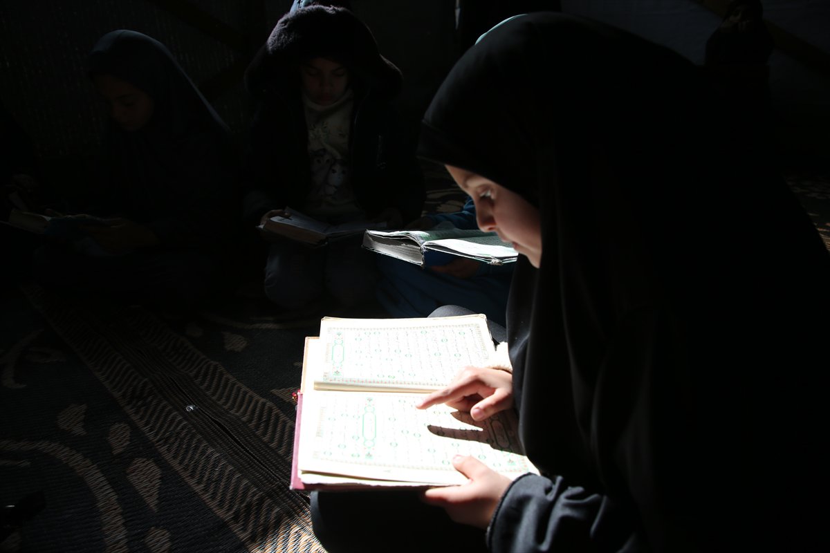 Gazze'de okulları yıkılan kız çocukları kuran eğitimini çadırda alıyor