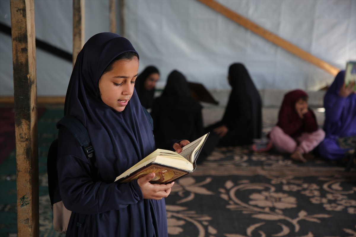 Gazze'de okulları yıkılan kız çocukları kuran eğitimini çadırda alıyor