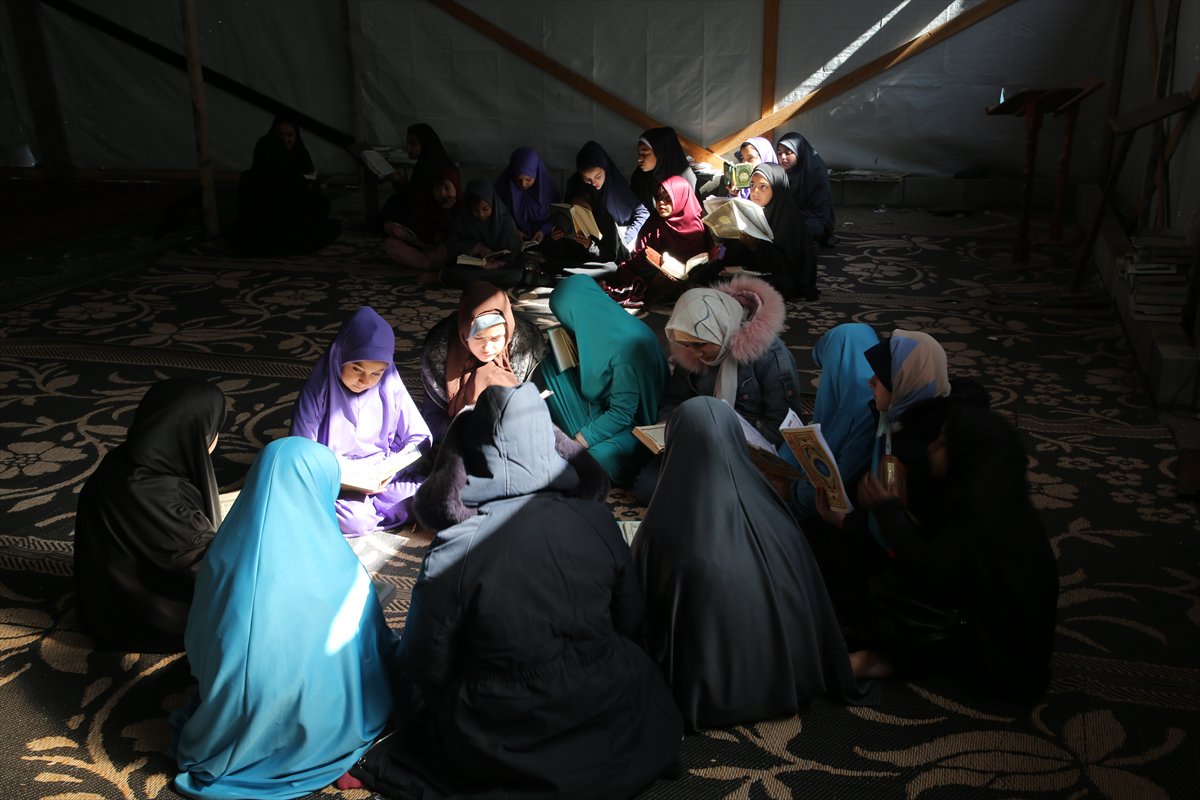 Gazze'de okulları yıkılan kız çocukları kuran eğitimini çadırda alıyor