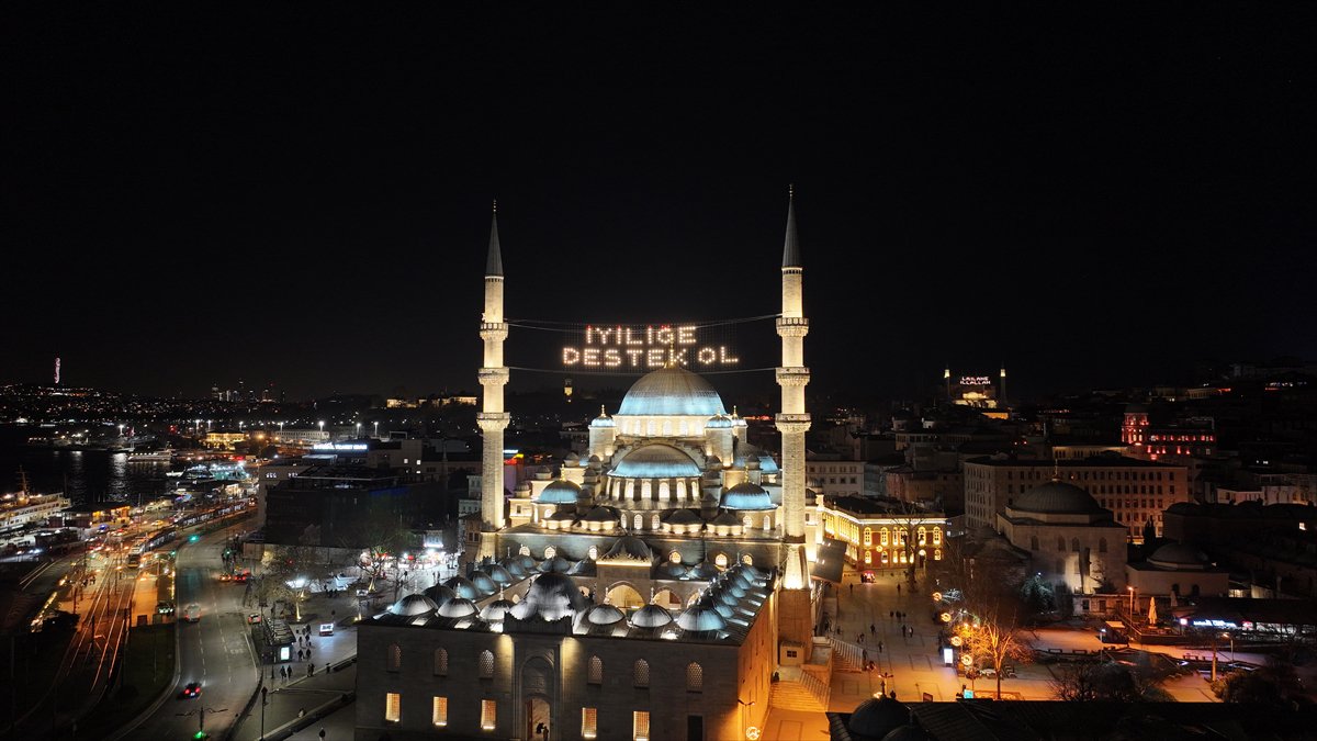 Ramazan'ı süsleyen mahyalar asıldı