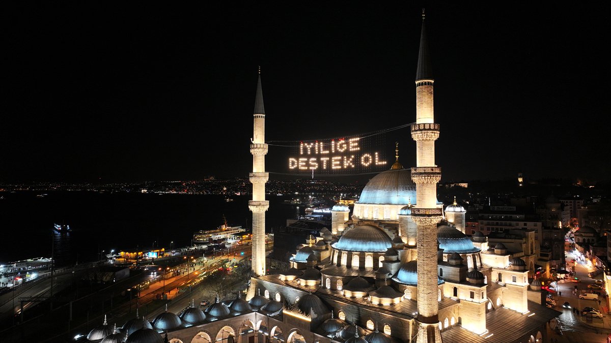 Ramazan'ı süsleyen mahyalar asıldı