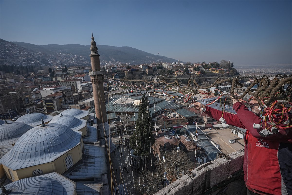 Ramazan'ı süsleyen mahyalar asıldı