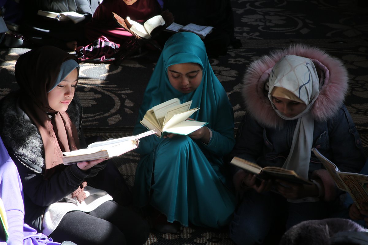 Gazze'de okulları yıkılan kız çocukları kuran eğitimini çadırda alıyor